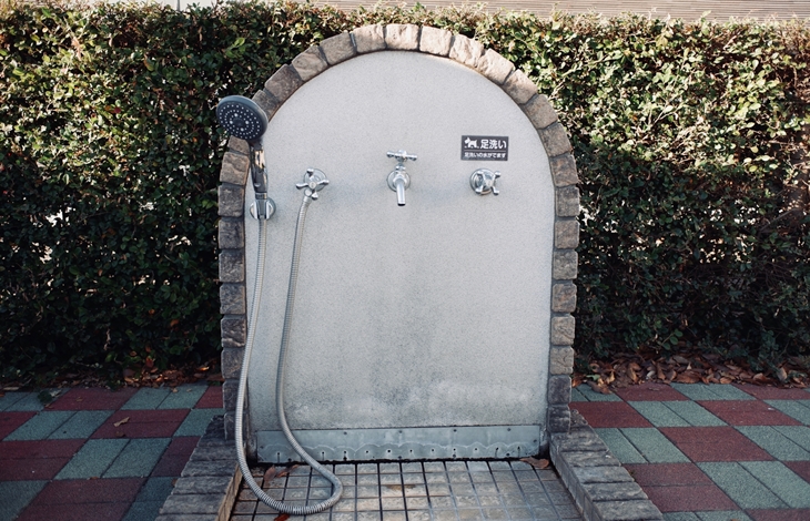 屋外シャワーや水飲み場