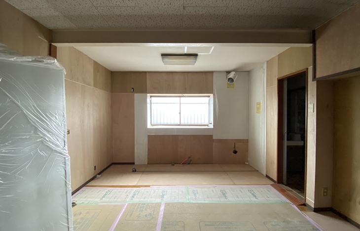 基礎や柱といった構造体を活かしつつ、内装や設備を一度解体して作り直すスケルトンリノベーションという手法が一般的