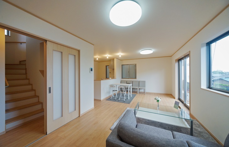 築年数が経過した家では、断熱性能が低く、夏場に室内が暑くなりがち