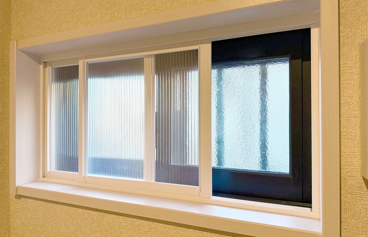 アルミに比べて熱が伝わりにくい樹脂製の枠を使うことが多く、窓際のヒンヤリ感が劇的に軽減